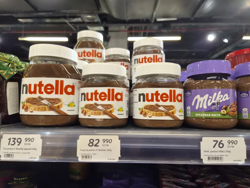 Шоколадно-ореховые пасты на полке: Nutella 630 г и 350 г, Milka 350 г, ценники под банками