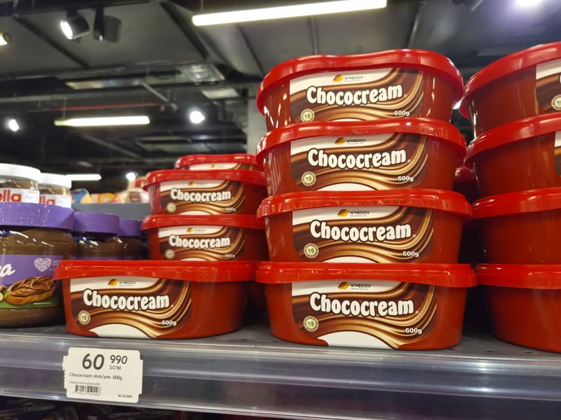 Шоколадная паста Chococream N'Medov 600 г в контейнерах на полке, рядом банки Milka и Nutella
