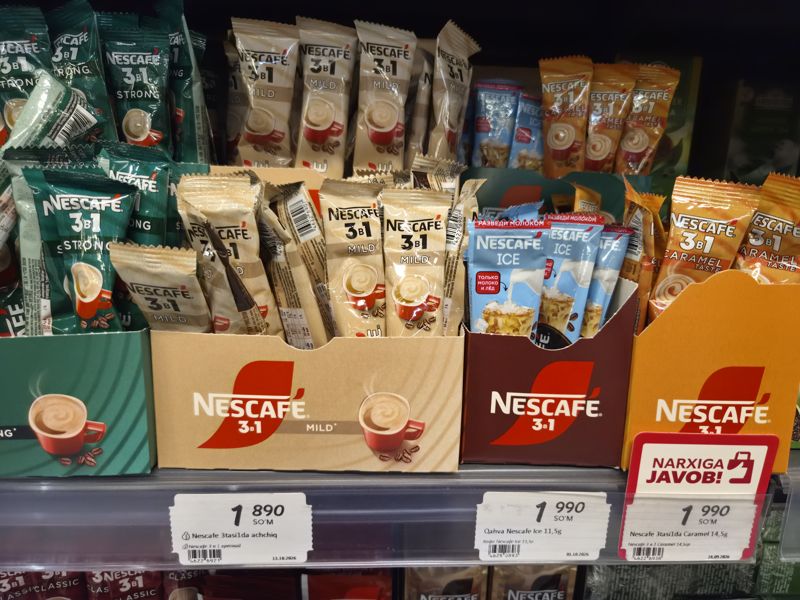 Кофейные напитки Nescafe 3 в 1 в дисплейных коробках: Strong, Mild, Ice и Caramel, ценники на полке