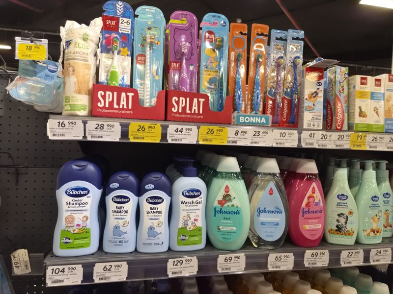 Детская гигиена: зубные щётки Splat, Colgate, Dragon, детские шампуни и гели для купания Bubchen, Johnson's и «Солнце и Луна» с ценниками