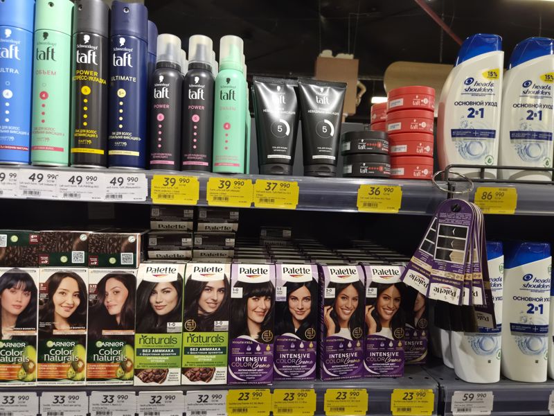 Средства для укладки Taft, шампунь Head & Shoulders и краска для волос Garnier и Palette с белыми и жёлтыми ценниками