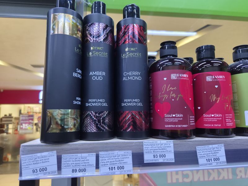 Полка с парфюмированными гелями для душа Vitex Le Secret и Family Cosmetics Soul&Skin, белые ценники с кодами