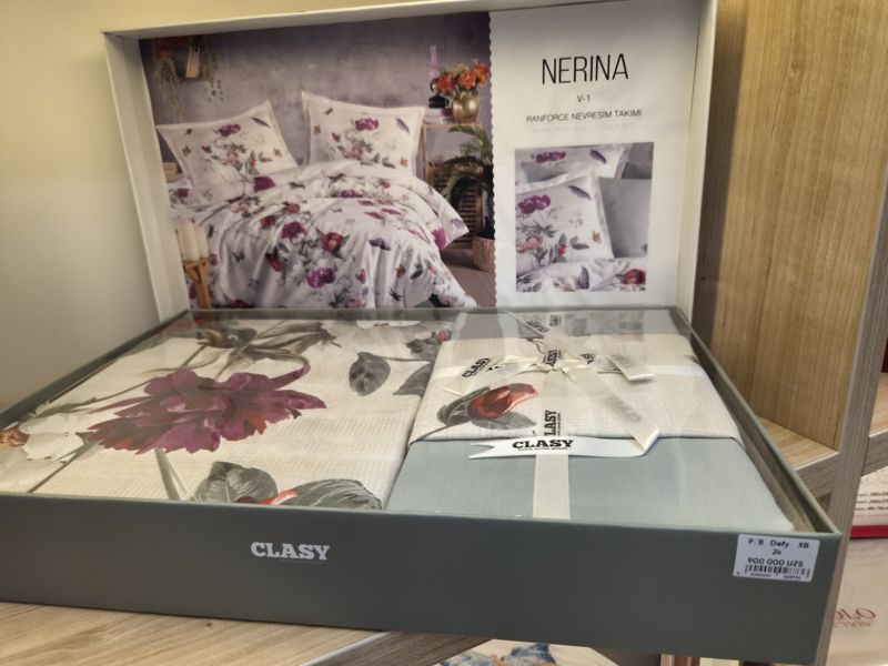 Комплект постельного белья Clasy Nerina V-1 (ранфорс) в подарочной коробке на полке, на коробке ценник