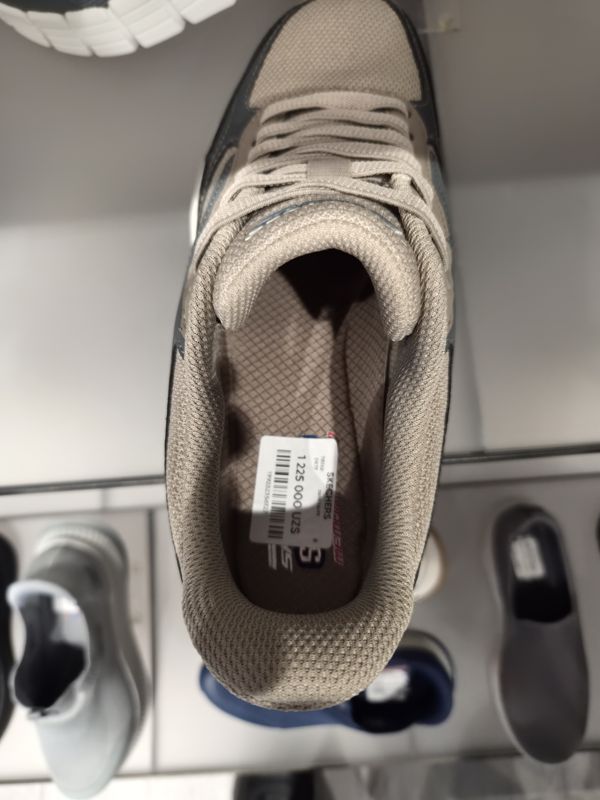 Кроссовки Skechers серо-бежевые с тёмными вставками на полке, внутри на стельке бумажный ценник