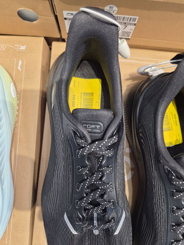 Чёрные кроссовки Li-Ning Lifestyle Casual в коробках, внутри на стельке жёлтый ценник; справа такая же пара с таким же ценником