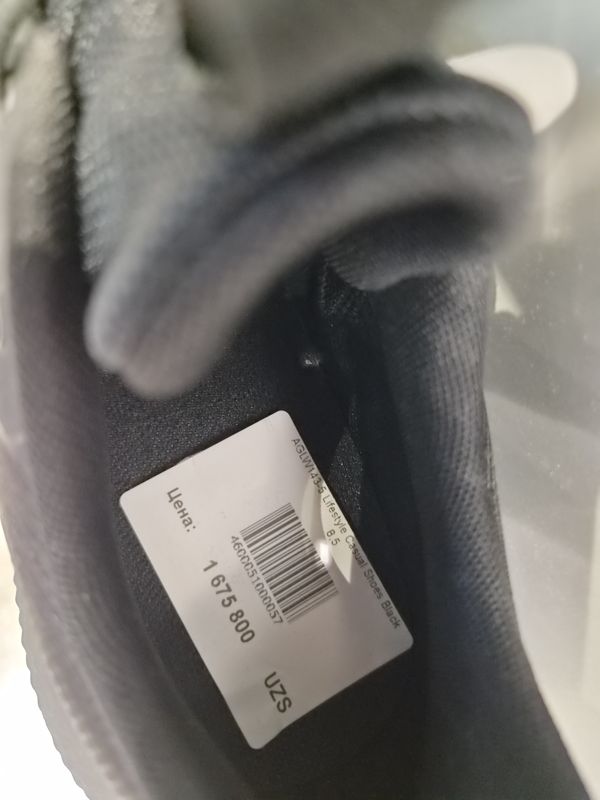 Ценник на стельке чёрных кроссовок Li-Ning Lifestyle Casual Shoes Black, снято вблизи, кроссовок не в фокусе