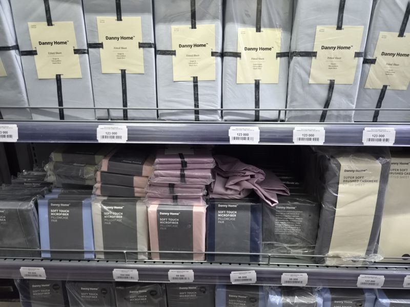 Простыни Danny Home (Fitted Sheet) на двух полках, наволочки Soft Touch Microfiber; ценники на кромках