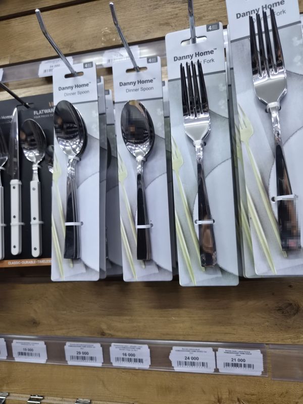 Столовые приборы Danny Home (столовые ложки, вилки по 4 шт) и набор Flatware на крючках, внизу ценники на лопатки, венчики и другие кухонные принадлежности