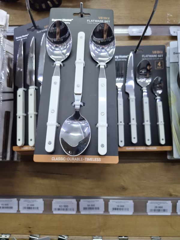 Наборы столовых приборов Danny Home Vintage Flatware Set (3 предмета и 4 предмета) с белыми ручками на крючках, слева ножи, внизу ряд ценников