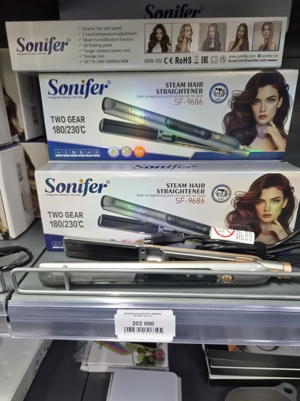 Выпрямитель для волос Sonifer SF-9686 (Steam Hair Straightener) и коробки Sonifer на полке, внизу ценник