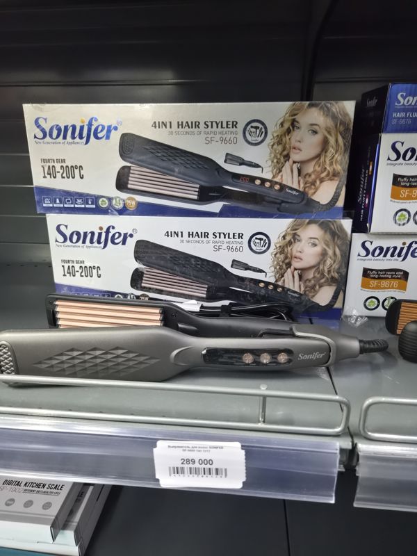 Полка с выпрямителями для волос Sonifer: коробки 4in1 Hair Styler SF-9660 и сам прибор, ценник на полке