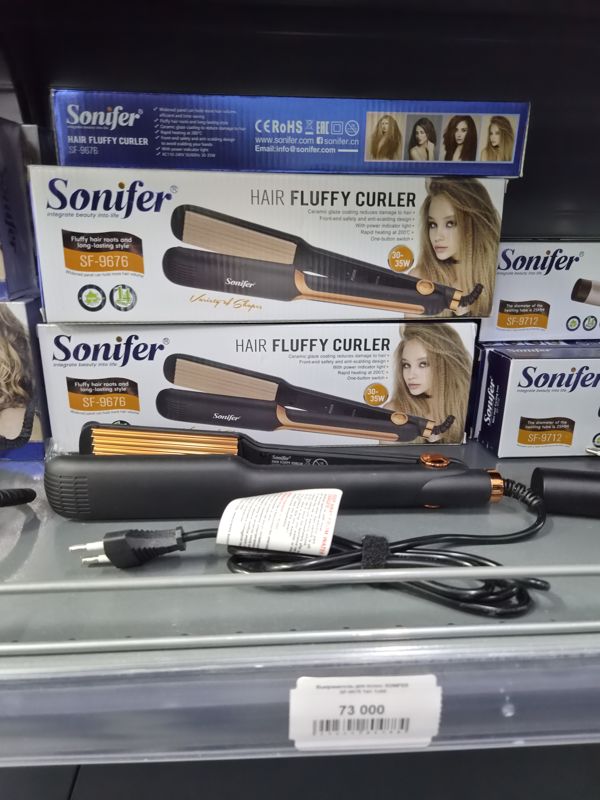 Полка с гофре-плойками Sonifer Hair Fluffy Curler SF-9676: коробки и сам прибор, ценник на полке