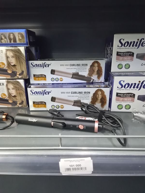 Полка со стайлерами Sonifer: коробки Mini Hair Curling Iron SF-9712 и сам прибор, ценник на полке