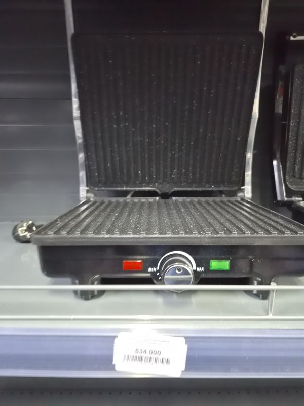 Электрический гриль Sonifer с чёрным корпусом и регулятором Min-Max, ценник на кромке полки