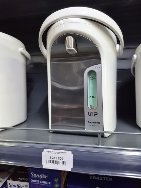 Электрический термопот Panasonic VIP на 3 л, ценник на кромке полки