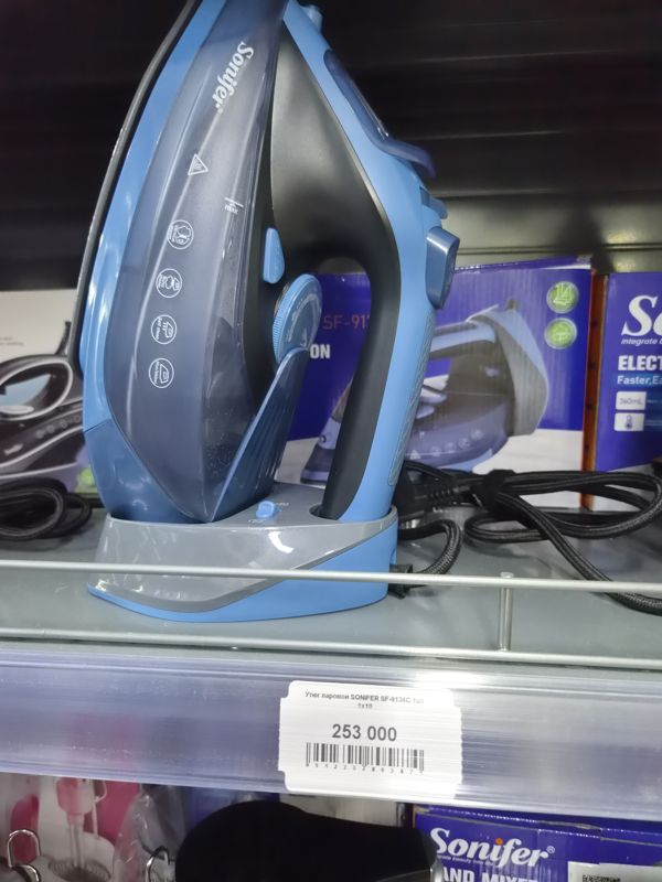 Паровой утюг Sonifer синего цвета на подставке, ценник на кромке полки