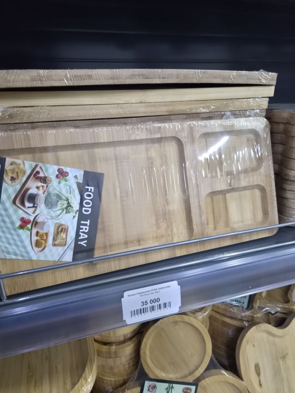 Бамбуковое блюдо-менажница с отделениями в плёнке с вкладышем «Food Tray», стопка таких же сверху, ценник 35 000