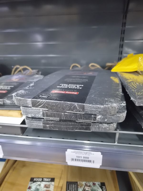 Стопка разделочных и сервировочных досок Danny Home из акации и мрамора в плёнке на полке, ниже ценник