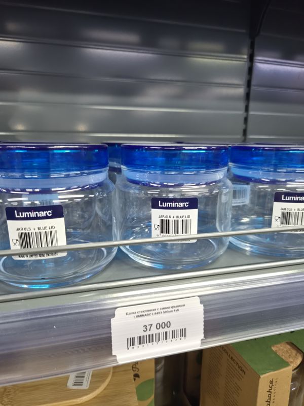 Стеклянные банки Luminarc JAR 0,5 л с синими крышками на полке, ценник на банку L8483 (37 000)
