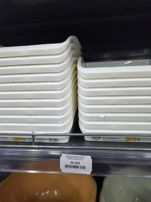 Стопки белых пластиковых универсальных корзинок Doston Plast на полке, ценник на корзинку Бытпласт Floral 10 л — 38 000
