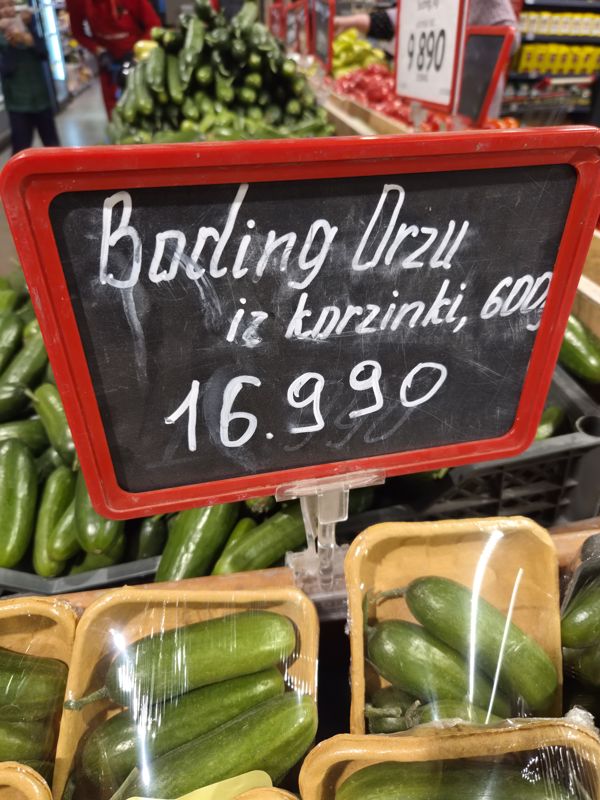 Огурцы в лотках, рукописный ценник «Bodring Orzu iz korzinki, 600 g»