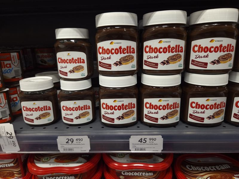 Полка с шоколадной пастой Chocotella Dark, два ценника и частично видный третий слева