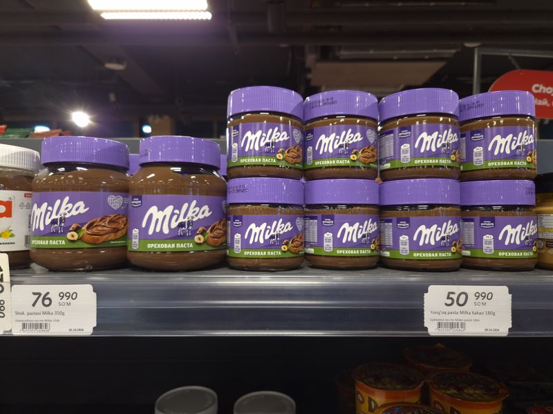 Шоколадные пасты Milka 350 г и 180 г на полке с двумя ценниками