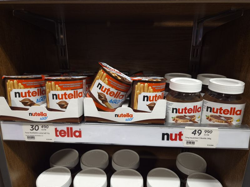 Полка Nutella: Nutella&Go в лотках и банки Nutella, одна упаковка лежит наклонно