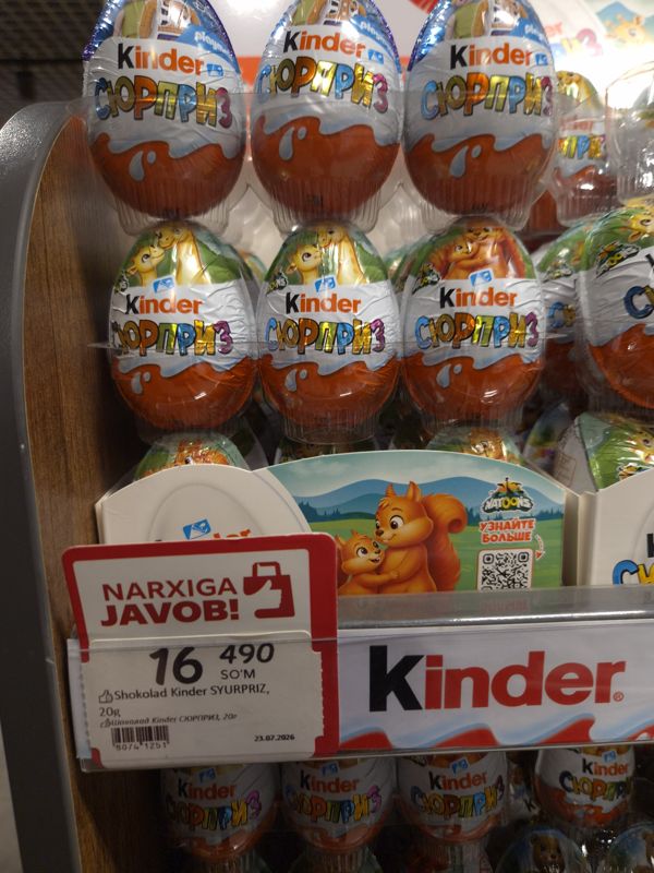 Яйца Kinder Сюрприз на полке, ценник «Narxiga javob!»