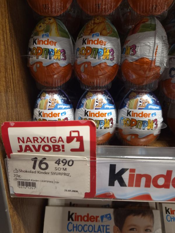 Яйца Kinder Сюрприз на полке, ценник «Narxiga javob!»