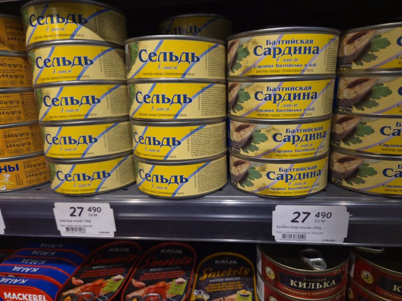 Полка с рыбными консервами Kaija: сельдь и сардина в масле, два ценника