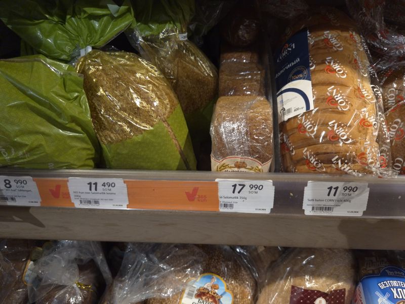 Полка хлебного отдела Korzinka: ценники на хлеб 365 kun и батон CORN'I