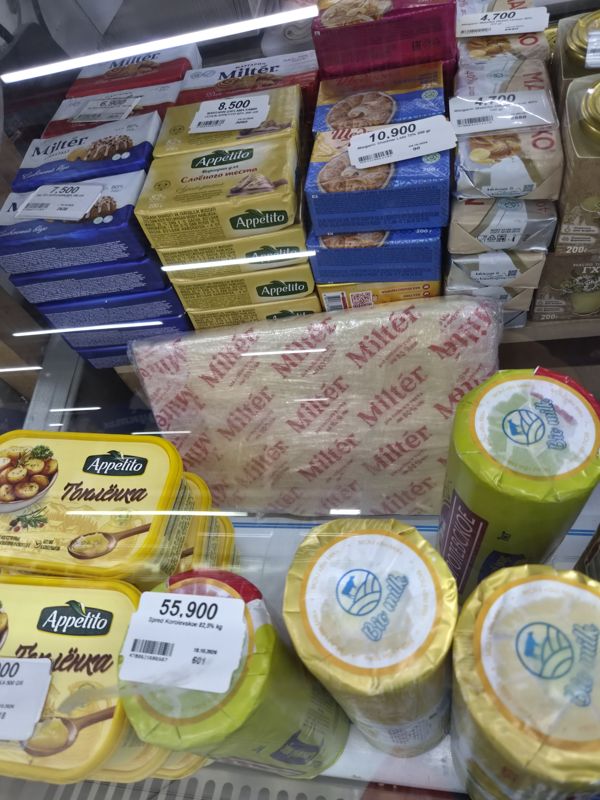 Витрина маргарина и спредов в Сырной лавке: Milter, Appetito, «Щедрое лето», Maseiko, спред «Королевское» и Appetito «Топлёнка» с белыми ценниками