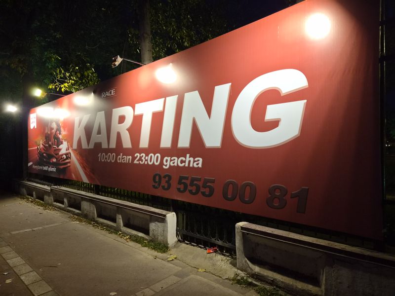 Щит «Karting» Alpine X Race крупно: часы 10:00 dan 23:00 gacha и телефон 93 555 00 81, ночная подсветка